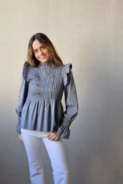 Blusa fruncida con volante gris