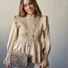 Blusa fruncida con volante beige