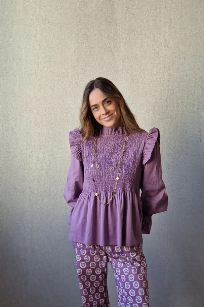 Blusa fruncida con volante lila