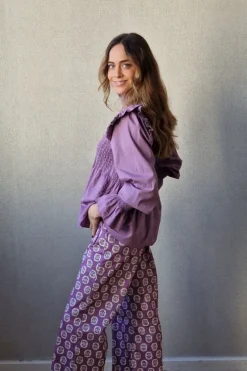 Blusa fruncida con volante lila
