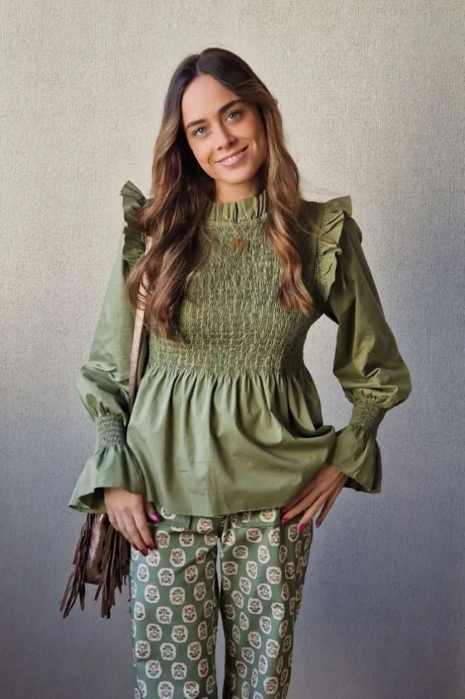 Blusa fruncida con volante verde militar