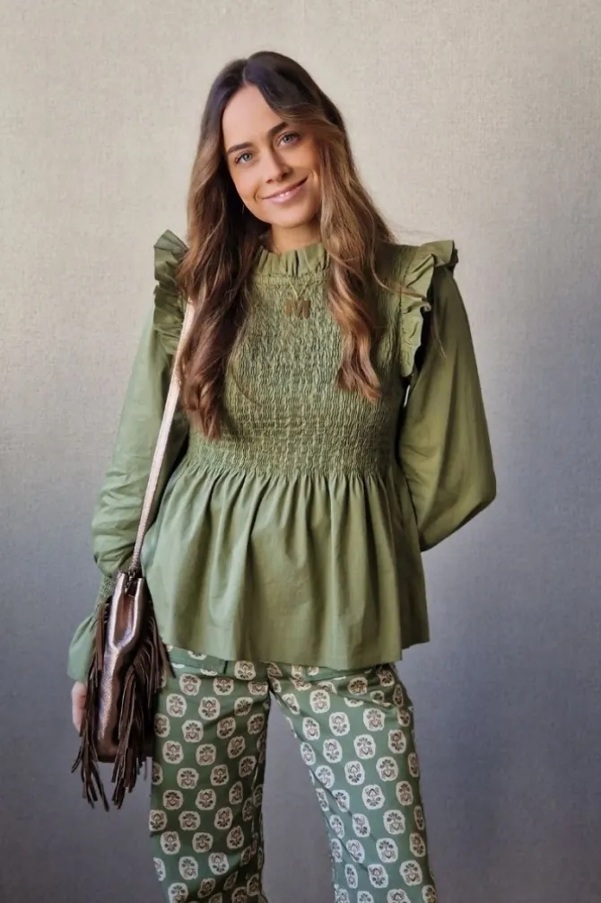 Blusa fruncida con volante verde militar