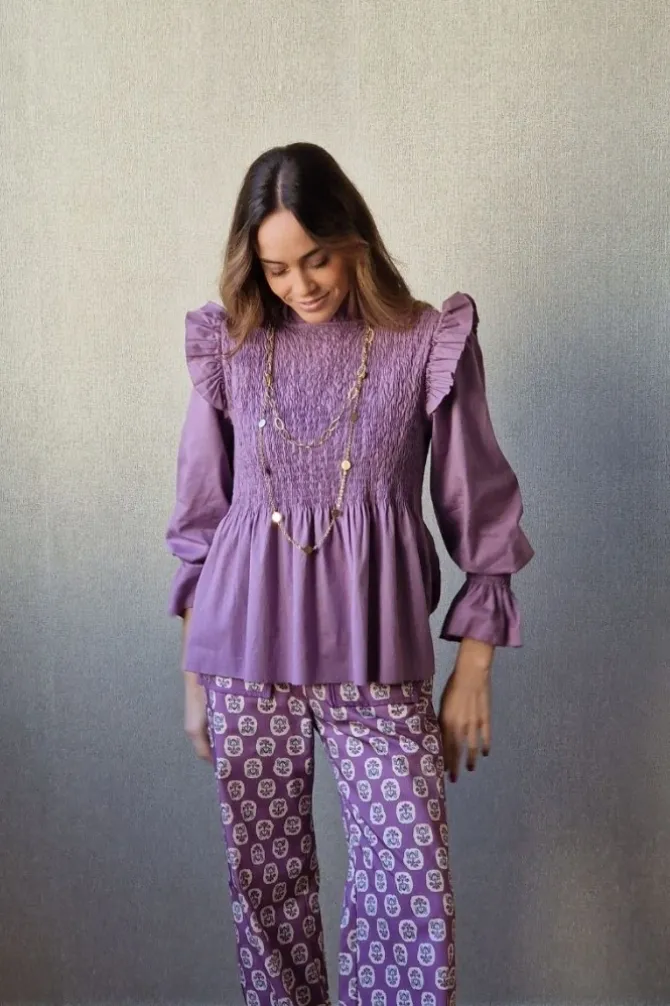 Blusa fruncida con volante lila