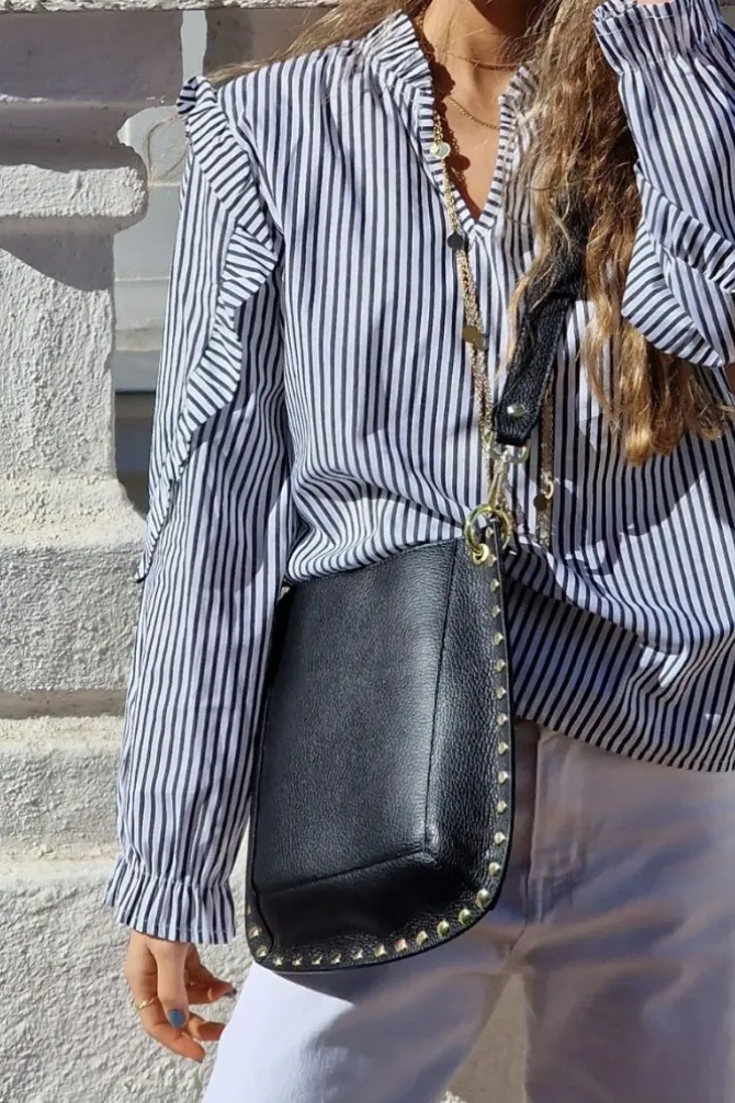 Blusa gris de rayas con volante en cuello y hombro