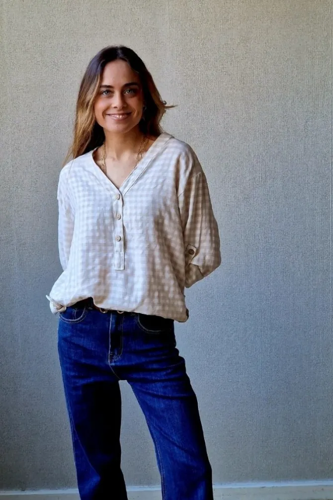 Blusa vichy con botones beige