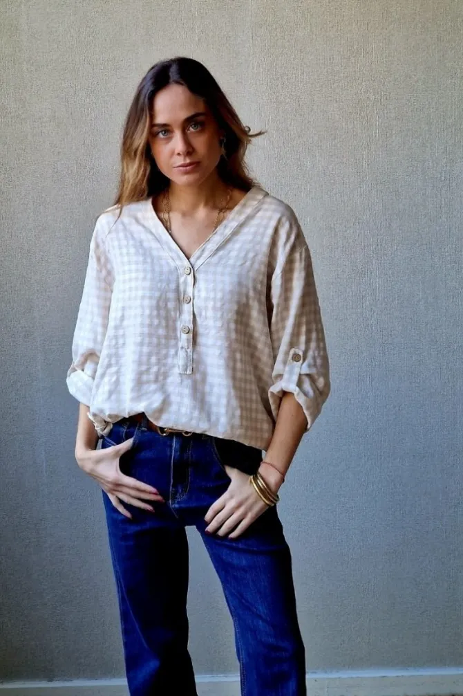 Blusa vichy con botones beige