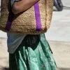 Bolsa de yute con asas moradas