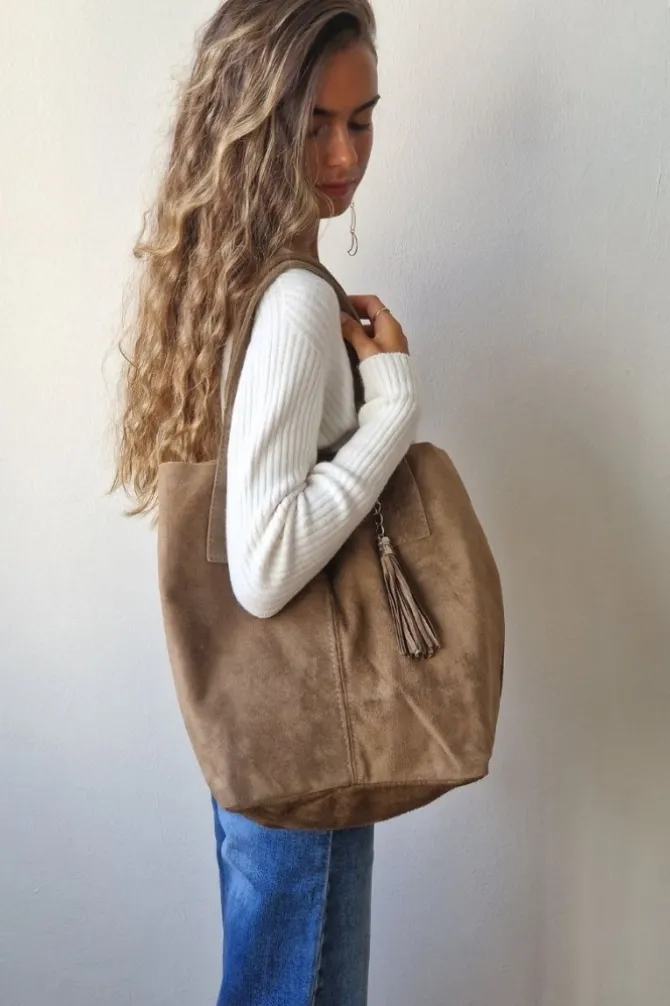 Bolso ante con asa ancha y pompón topo