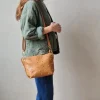 Bolso bandolera tachuelas camel