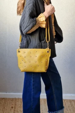Bolso bandolera tachuelas mostaza