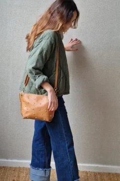 Bolso bandolera tachuelas camel