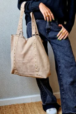 Bolso de ante shopping con tachuelas beige