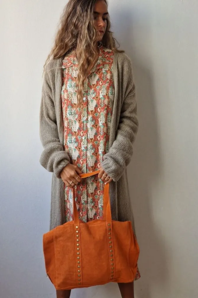 Bolso de ante shopping con tachuelas naranja