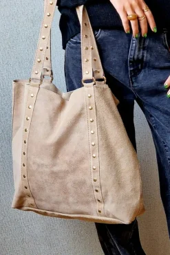 Bolso de ante shopping con tachuelas beige