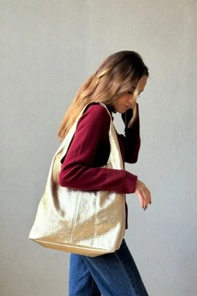 Bolso de hombro de piel dorado