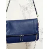 Bolso de piel azul con dos cadenas