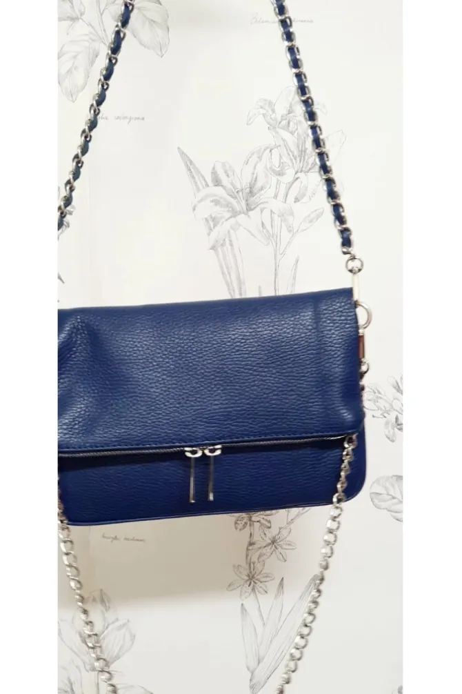 Bolso de piel azul con dos cadenas