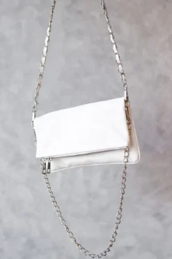 Bolso de piel blanco con dos cadenas