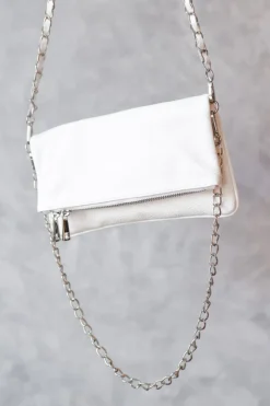 Bolso de piel blanco con dos cadenas