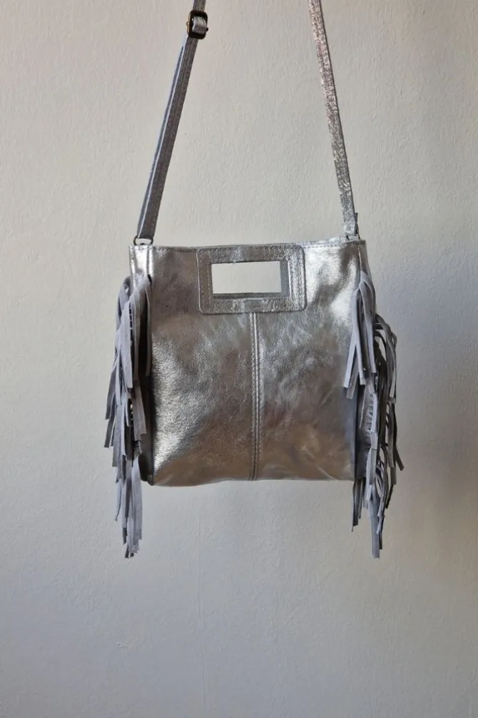 Bolso de piel con flecos plateado metalizado
