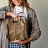 Bolso de piel con flecos topo