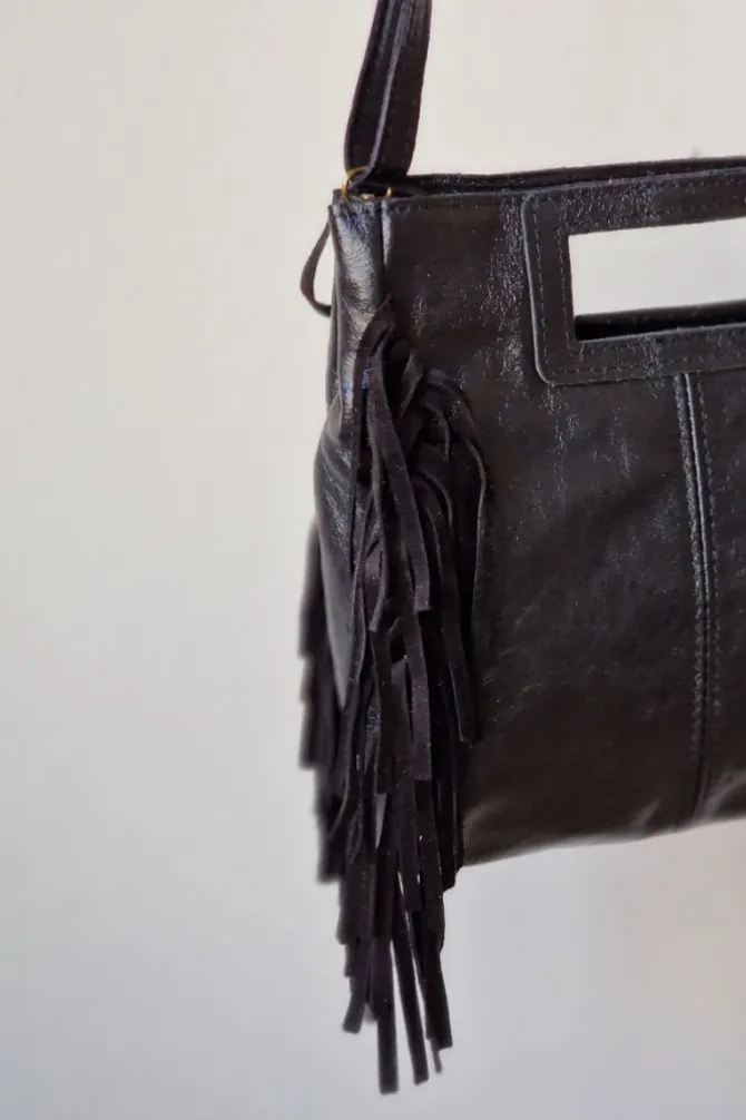 Bolso de piel con flecos negro metalizado