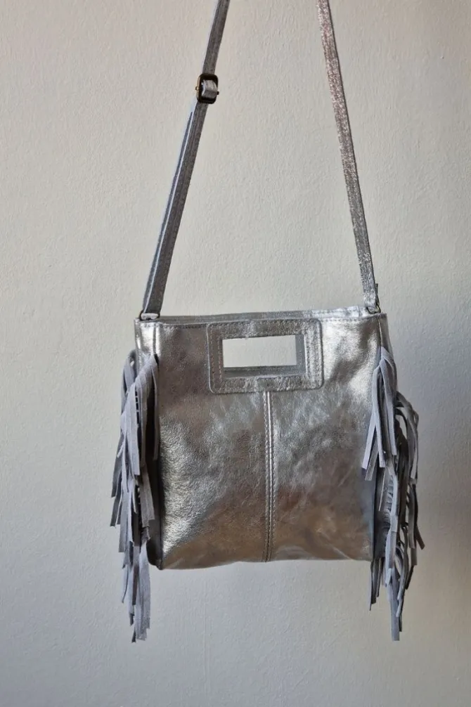 Bolso de piel con flecos plateado metalizado