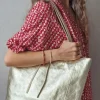Bolso de piel dorado con opción de personalizar