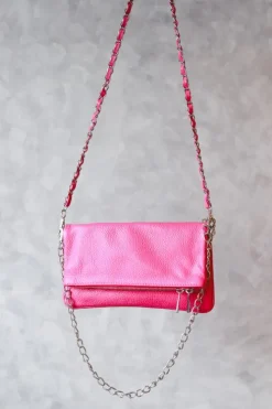 Bolso de piel fucsia con dos cadenas