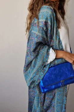 Bolso de piel metalizada con dos cadenas color azul