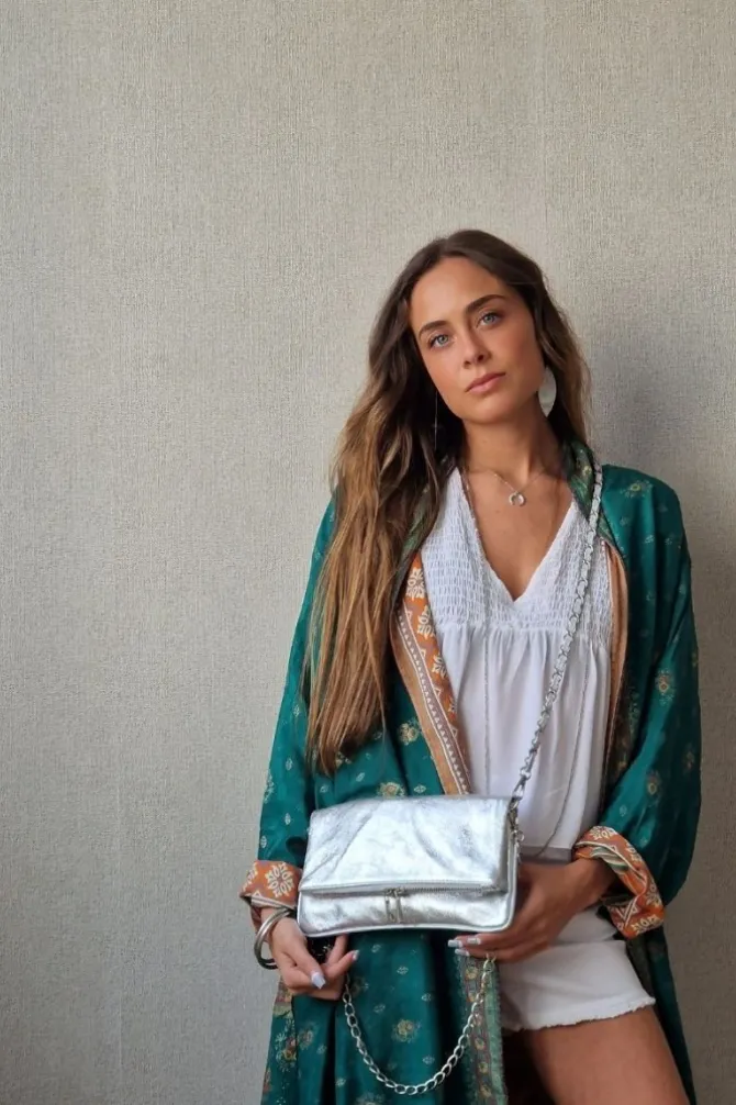 Bolso de piel metalizada con dos cadenas color plata