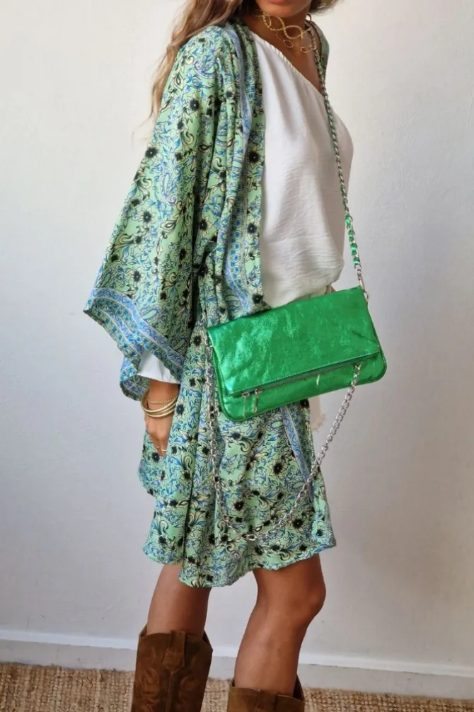 Bolso de piel metalizada con dos cadenas color verde