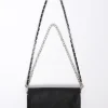 Bolso de piel negro con dos cadenas