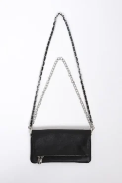 Bolso de piel negro con dos cadenas