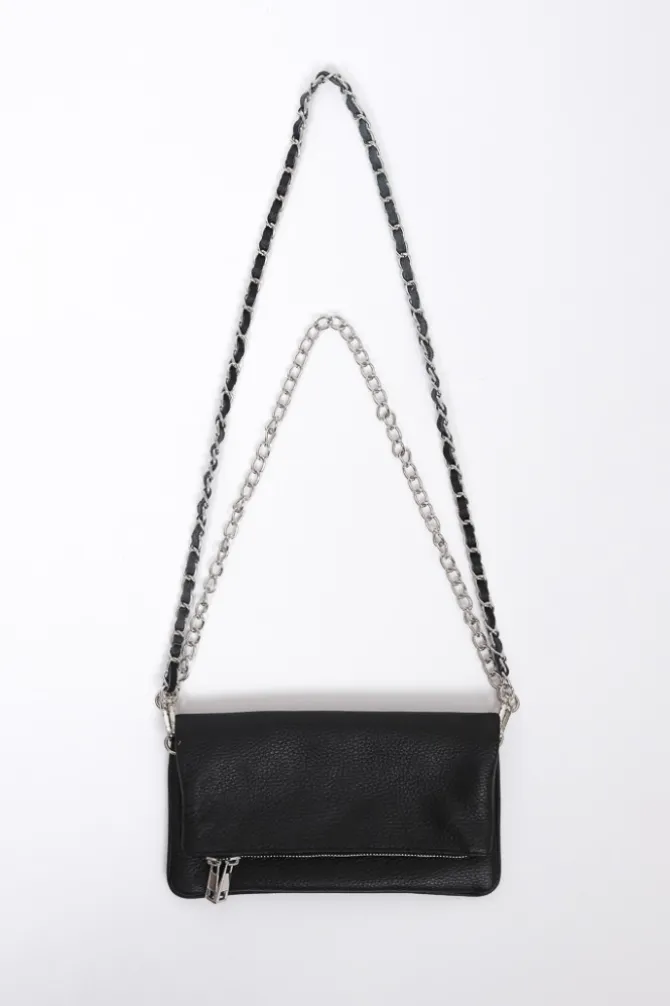 Bolso de piel negro con dos cadenas