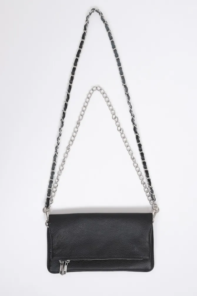 Bolso de piel negro con dos cadenas