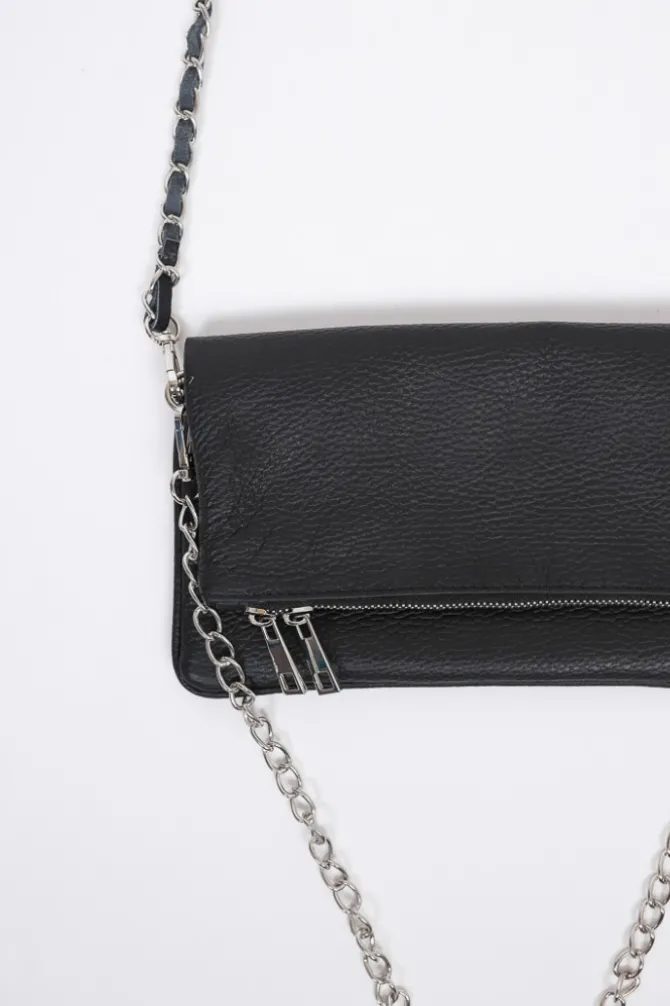 Bolso de piel negro con dos cadenas