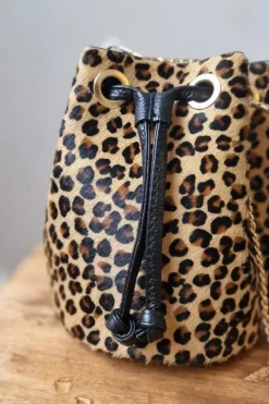 Bolso de piel tipo bombonera animal print