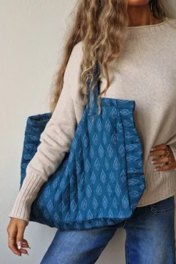 Bolso de tela acolchado con estampado paisley azul
