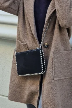 Bolso negro bandolera tachas