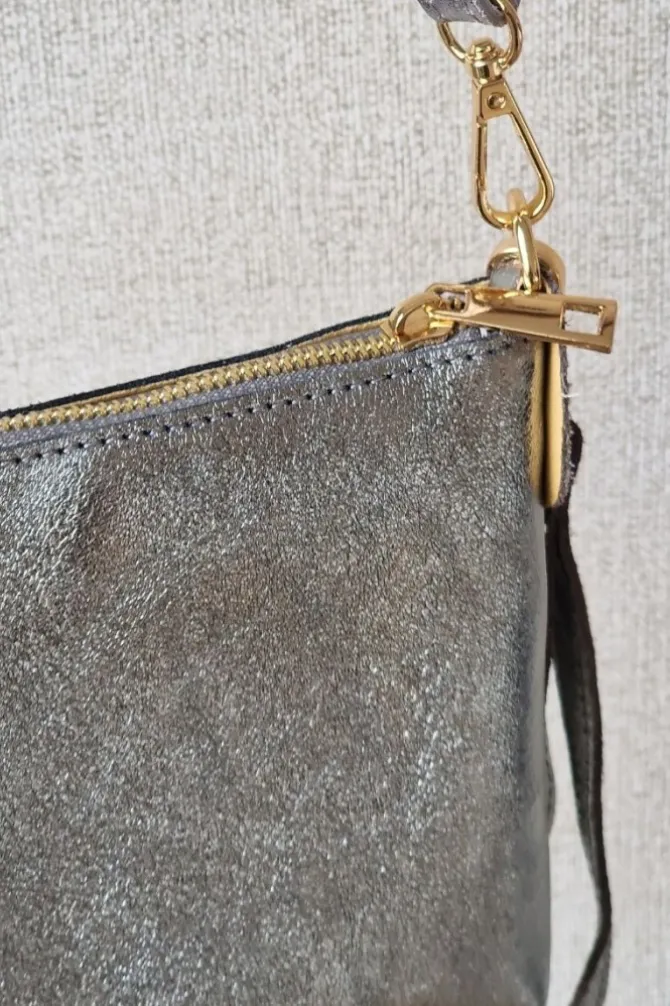 Bolso pequeño de piel plateado