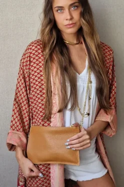 Bolso piel camel con cadena dorada