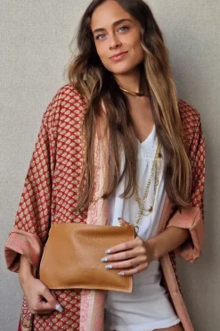 Bolso piel camel con cadena dorada