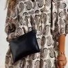 Bolso piel negro con cadena dorada