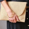 Bolso sobre de rafia dorado
