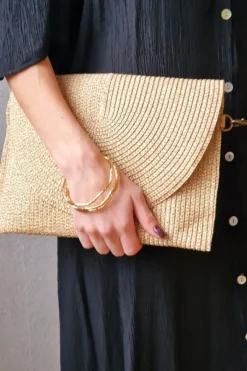 Bolso sobre de rafia dorado