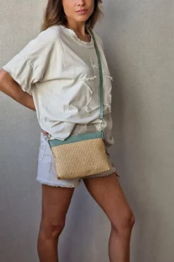 Bolso tipo rafia color natural y cinta cuero verde