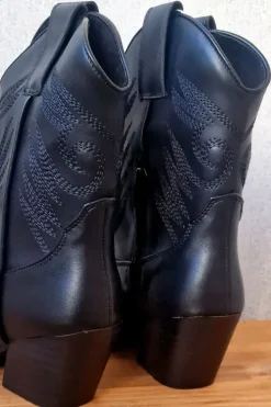 Botines negros tacón cowboy bordados
