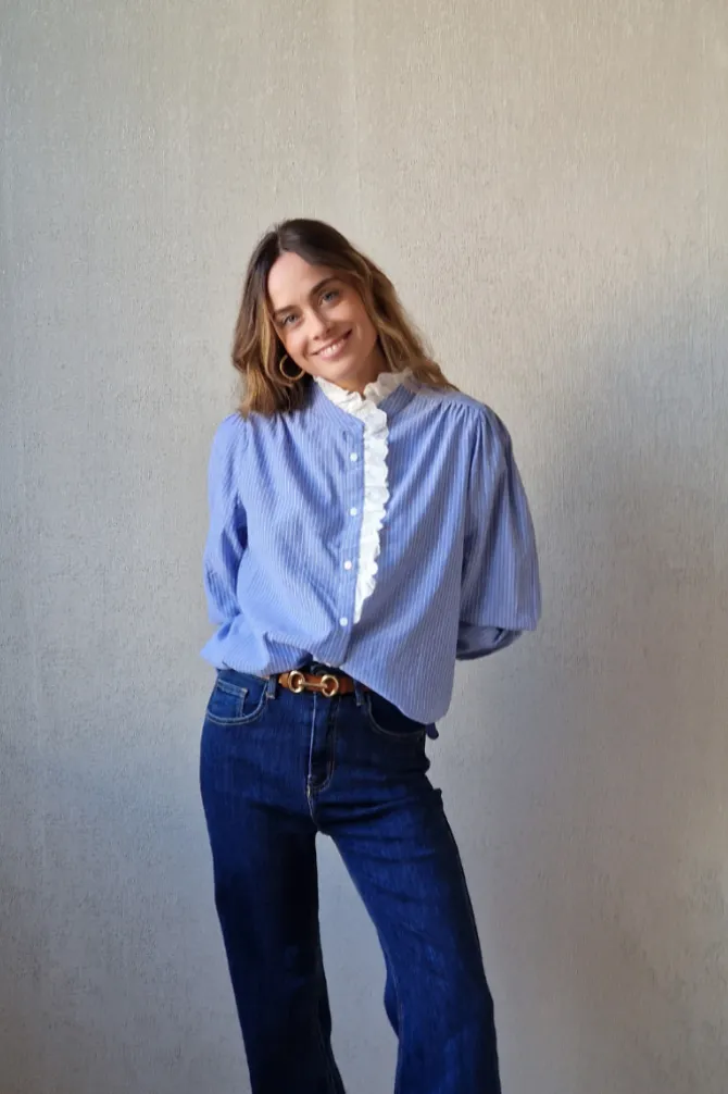 Camisa azul de rayas blancas con puntilla