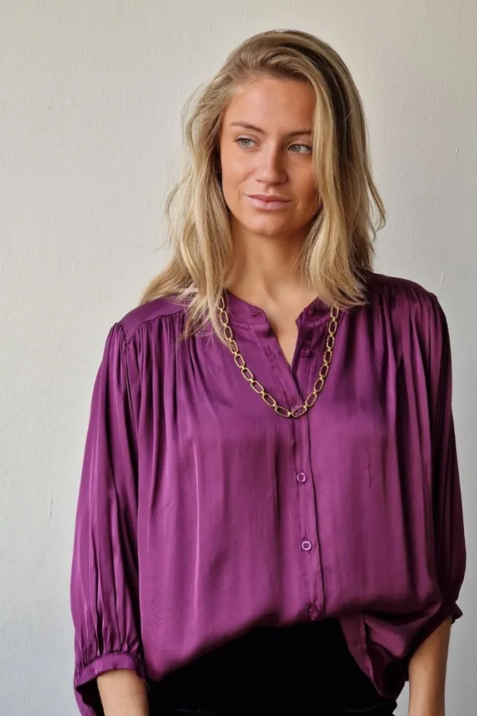 Camisa berenjena de raso